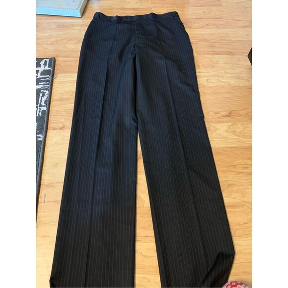 Michael Kors suit black with stripes  42L and 35w - Picture 5 of 7